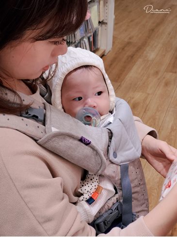 BECO雙子星背巾可以滿足寶寶在逛街時的好奇心